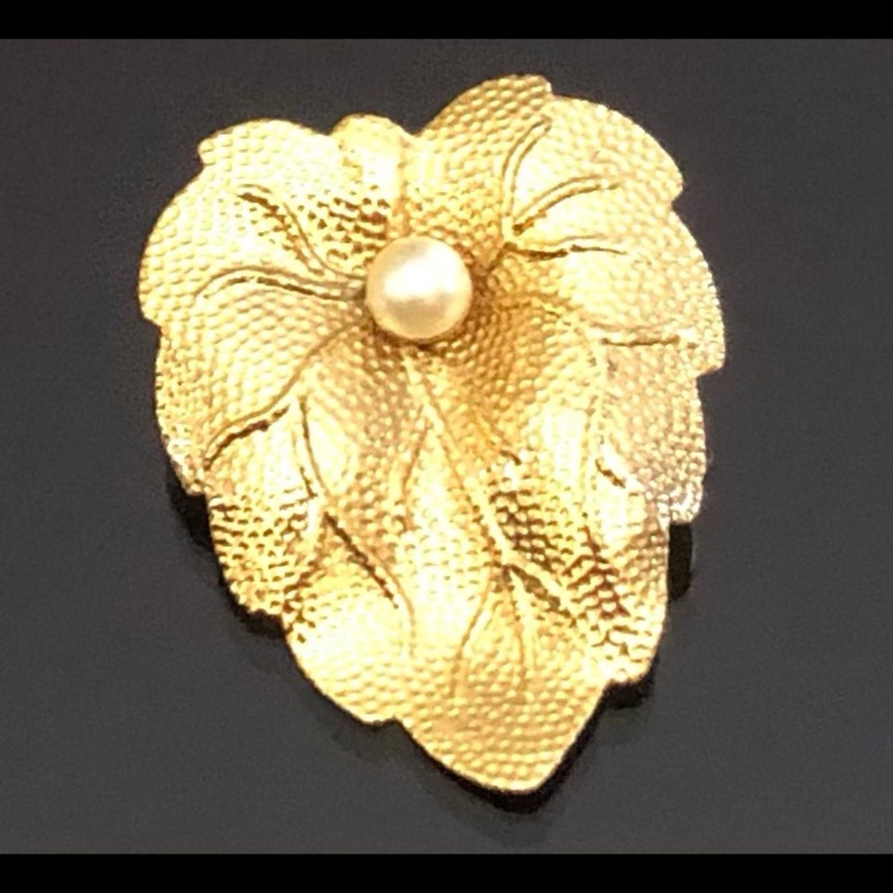 Two Beautiful vintage brooches. Gold leaf & pearl. BO11 - Picture 2 of 7